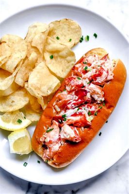  Poznaj Smak Nowego Jorku: Lobster Roll - kremowe połączenie owoców morza z chrupiącym pieczywem!